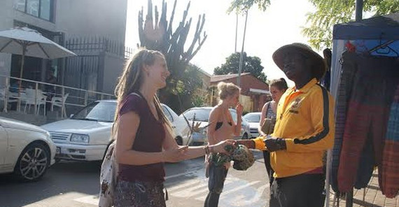 Foto: Diana Banmann Seitdem wir aus dem Flugzeug gestiegen sind, haben wir dazugelernt, und so verärgern wir einige der Straßenhändler mit unseren inzwischen perfektionierten Handelskünsten. Foto: Diana Banmann