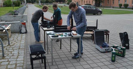 Studierende des Fachschaftsrates Musik reparieren defekte Klavierbänke.