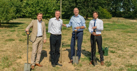 Uni-P Uni-Präsident Oliver Günther, der kommissarische Generaldirektor der Stiftung Preußische Schlösser und Gärten Berlin-Brandenburg Heinz Berg, Ministerpräsident Dietmar Woidke und der Leiter des Fontane-Archivs Peer Trilcke im Garten der Villa Quandt (v.l.n.r.). Foto: Ernst Kaczynski