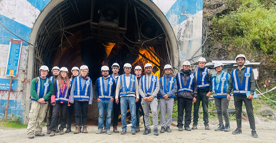 Die Gruppe auf der Staumauer des Laufwasserkraftwerks Tapovan. Die Gruppe auf der Staumauer des Laufwasserkraftwerks Tapovan.