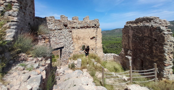 Ruinen eines alten Gebäudes am Hang.