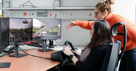 Experiment zum sprachlichen Multitasking beim Autofahren.