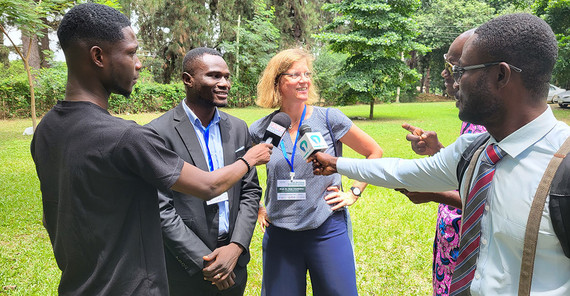 Interview im Rahmen des Abschlussworkshops mit Prof. Anja Linstädter und Dr. Reginald Tang Guuroh. Zwei Personen werden interviewt.
