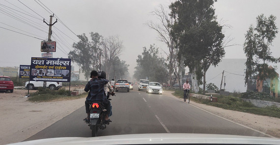Straßenszene auf dem Weg zum Flughafen. Straßenszene auf dem Weg zum Flughafen. Das Verbrennen von abgeernteten Stoppelfeldern und des Hausmülls tragen zu einer erheblichen Luftverschmutzung bei.