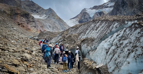 Menschen vor einem Gletscher