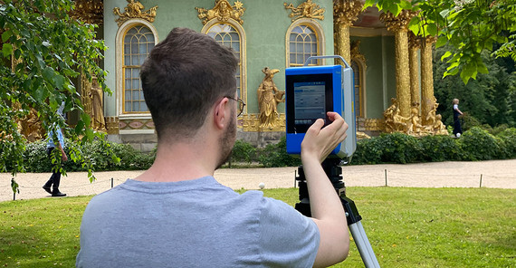 Student überprüft die Einstellungen des terrestrischen 3D-Laserscanners Zoller+Fröhlich Student überprüft die Einstellungen des terrestrischen 3D-Laserscanners Zoller+Fröhlich IMAGER 5016