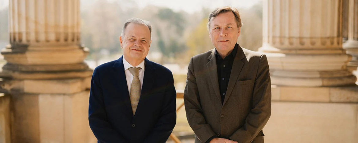 Der Botschafter Brasiliens, S.E. Rodrigo de Lima Baena Soares (l.) und der Präsident der Universität Potsdam, Prof. Oliver Günther, Ph.D. posieren für die Kamera. - 