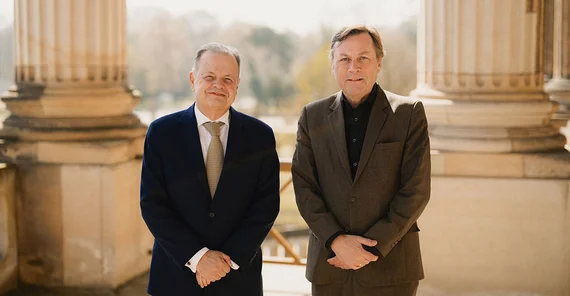 Der Botschafter Brasiliens, S.E. Rodrigo de Lima Baena Soares (l.) und der Präsident der Universität Potsdam, Prof. Oliver Günther, Ph.D. posieren für die Kamera.