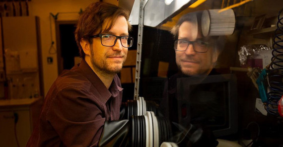 Prof. Martin Stolterfoht im Perowskit-Labor. Prof. Martin Stolterfoht im Perowskit-Labor.