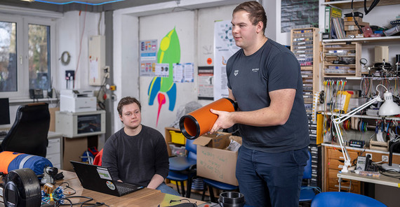 Leon Oparin (left) and Eik Malte Saathoff with disassembled breathing apparatus dummy. Leon Oparin (left) and Eik Malte Saathoff with disassembled breathing apparatus dummy.