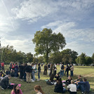 Leute auf Picknick-Decken im Sonnenschein