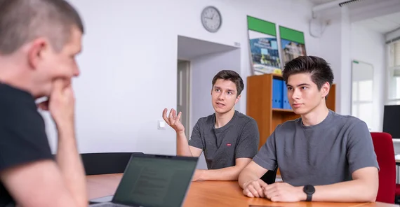 Thoralf Eminger (m.) und Michael Vesper (r.) im Interview.