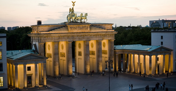Der „Marsch für die Wissenschaft“ am 22. April 2007 führt von der Humboldt- Universität zu Berlin zum Brandenburger Tor. Foto: Karla Fritze. Der „Marsch für die Wissenschaft“ am 22. April 2007 führt von der Humboldt- Universität zu Berlin zum Brandenburger Tor. Foto: Karla Fritze.