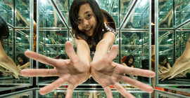 Ausstellung im Extavium / Mädchen im Spiegelwürfel. | Foto: Extavium.