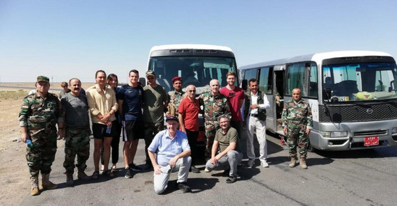 Unterwegs im Irak – Gruppenfoto mit kurdischen Soldaten Es ist ein Gruppenfoto der Potsdamer Texkursionsteilnehmenden mit kurdischen Soldaten, die mit ihrem Bus liegengeblieben sind. Foto: privat