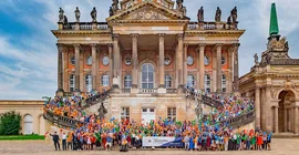 Absolventinnen und Absolventen bei der Abschlussfeier 2023.