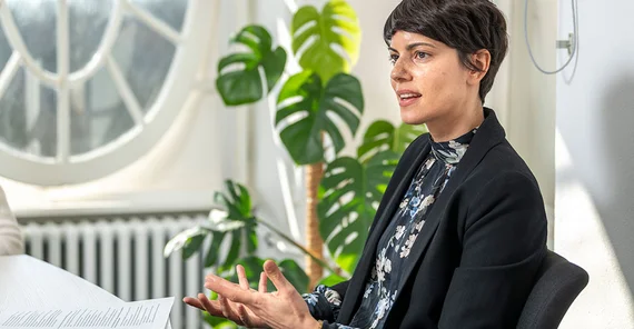 Dr. Nina Khan im Interview. Das Foto ist von Thomas Roese.