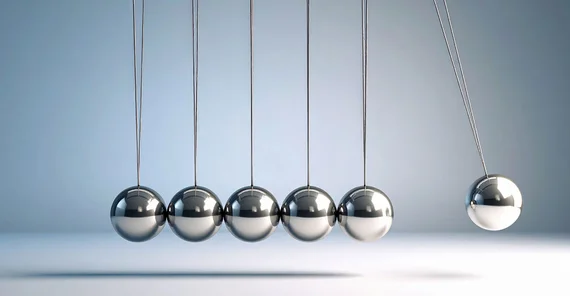 Newton-Pendel (Kugelstoßpendel) mit silbernen Kugeln.