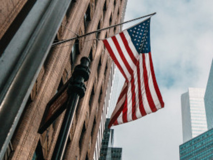 amerikanische Flagge und Wolkenkratzer