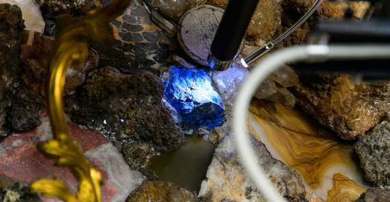 Foto: Ramanspektroskopische Vor-Ort-Messungen mit einer mobilen Ramansonde im Grottensaal des Neuen Palais in Potsdam. Das blaue Gesteinsstück wurde eindeutig als Lapislazuli identifiziert. Foto: Ramanspektroskopische Vor-Ort-Messungen mit einer mobilen Ramansonde im Grottensaal des Neuen Palais in Potsdam. Das blaue Gesteinsstück wurde eindeutig als Lapislazuli identifiziert.