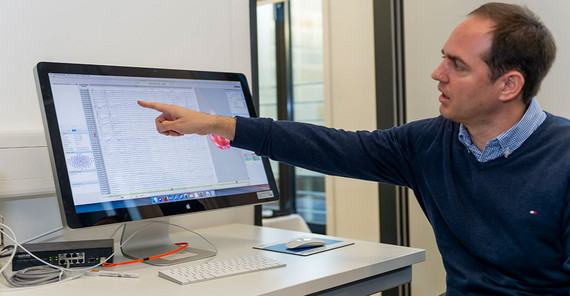 Prof. Dr. Mathias Weymar explain the EEG testing. | Photo: Tobias Hopfgarten