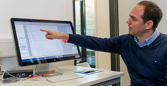 Prof. Dr. Mathias Weymar erläutert die Ergebnisse des EEG-Experiments. | Foto: Tobias Hopfgarten