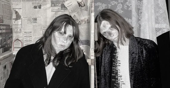 Zwei blass geschminkte junge Frauen bei einer Theaterprobe