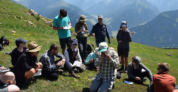 Thilo Heinken mit Studierenden bei einer botanischen Exkursion in den Alpen. | Foto: Janice Pahl Thilo Heinken mit Studierenden bei einer botanischen Exkursion in den Alpen. | Foto: Janice Pahl