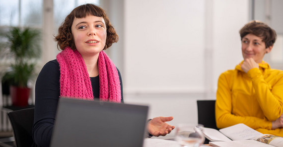 Projektleiterin Paula Teich (l.) und Projektleiterin Dr. Kathleen Golle (r.) während des Interviews.