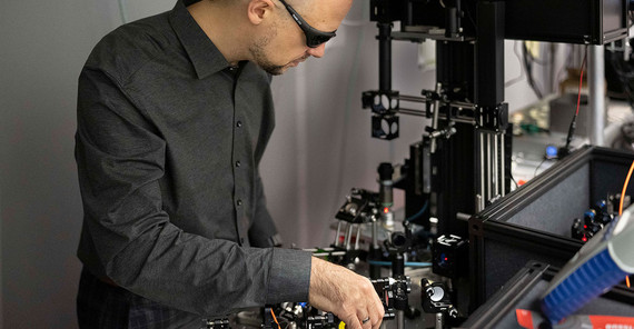 Arbeit am Mikrospektrometer Arbeit am Mikrospektrometer