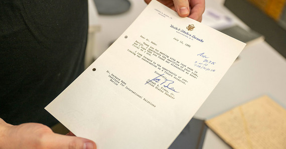 Ein besonderes Schriftstück: 1985 traf der ehemalige US-Präsident Joe Biden auf Prof. Dr. Hahn. Ein besonderes Schriftstück von 1985.