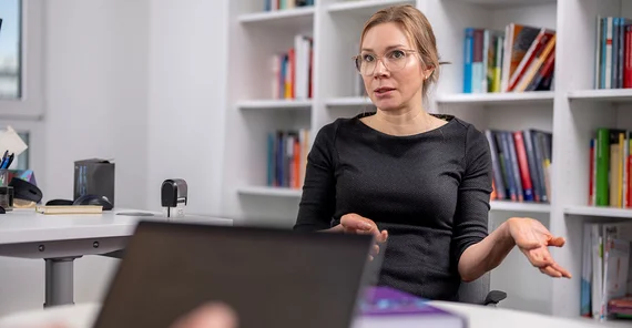 Prof. Dr. Nina Kolleck in ihrem Büro.