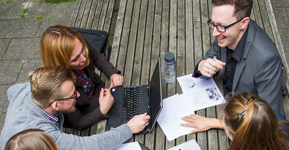 Teilnehmende eines weiterbildenden MBA-Studiengangs auf dem Uni-Campus Griebnitzsee Teilnehmende eines weiterbildenden MBA-Studiengangs auf dem Uni-Campus Griebnitzsee