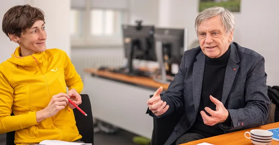 Projektleiterin Dr. Kathleen Golle (l.) und Seniorprofessor Reinhold Kliegl (r.).