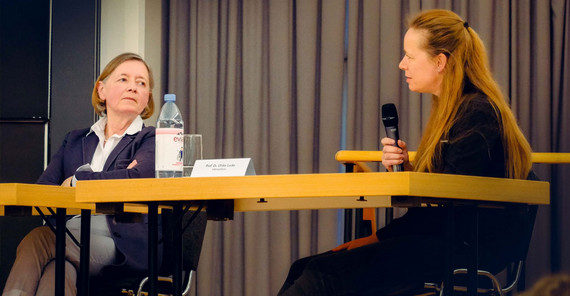 Prof. Dr. Barbara Krahé (rechts) und Prof. Dr. Ulrike Lucke (links) | Foto: Reinhold Engel Prof. Dr. Barbara Krahé (rechts) und Prof. Dr. Ulrike Lucke (links) | Foto: Reinhold Engel