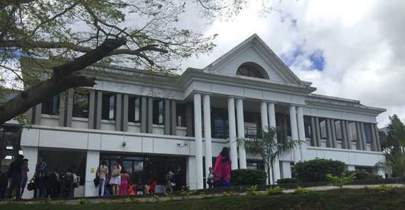 Wissen Wissenschaftler, Promovierende und Studierende der Uni Potsdam reisten an die Universität von Mauritius – unser Bild zeigt die Juristische Fakultät – um bei einer trinationalen Sommer-Universität Probleme des regionalen Marktes am Indischen Ozean zu debattieren. Foto: Götz Schulze