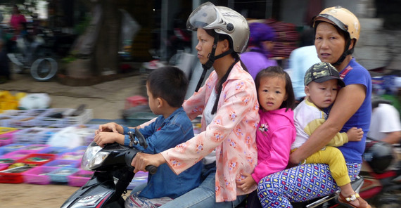 Mopeds werden in Vietnam gern genutzt, um mit der ganzen Familie durch die Stadt zu lavieren. Foto: Heinz Wüppen. Mopeds werden in Vietnam gern genutzt, um mit der ganzen Familie durch die Stadt zu lavieren. Foto: Heinz Wüppen.