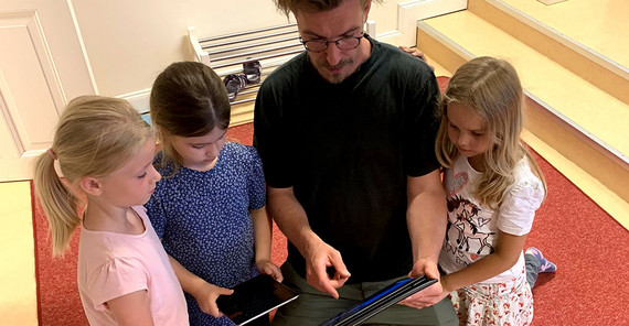 Johannes erklärt das Komponieren mit dem Tablet | Foto: Antje-Horn-Conrad Johannes erklärt das Komponieren mit dem Tablet | Foto: Antje-Horn-Conrad