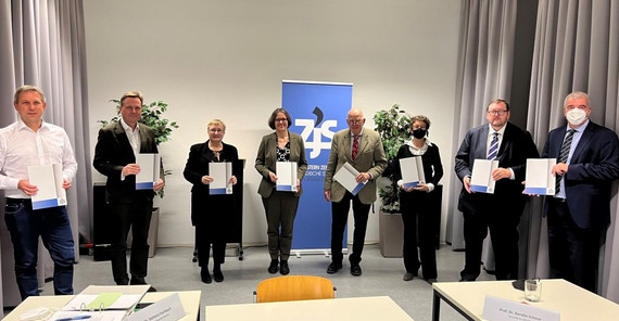 Selma Stern Zentrum für Jüdische Studien Berlin-Brandenburg nachhaltig gesichert – Trägereinrichtungen unterzeichnen Kooperationsvereinbarung Das Bild zeigt die Kuratoriumsmitglieder des ZJS mit der unterzeichneten Kooperationsvereinbarung. Das Foto ist von Kerstin Schoor.