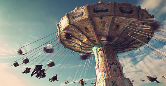 Foto: Adobe Stock/ Tom Bayer. Kettenkarussel in Fahrt. Bild: Adobe Stock/ Tom Bayer. Auf dem Bild ist ein fahrendes Kettenkarussel abgebildet.