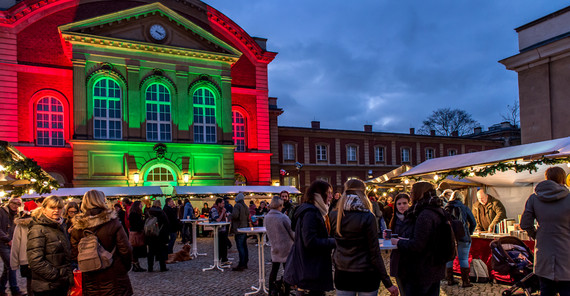 Weihnachtsmarkt an der Universität Potsdam Weihnachtsmarkt an der Universität – Gelegenheit für alle Spätentschlossenen, ein passendes Geschenk zu finden. Angeboten werden aber auch viele kleine Leckereien und heiße Getränke. Foto: Karla Fritze
