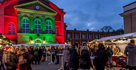Weihnachtsmarkt an der Universität – Gelegenheit für alle Spätentschlossenen, ein passendes Geschenk zu finden. Angeboten werden aber auch viele kleine Leckereien und heiße Getränke. Foto: Karla Fritze