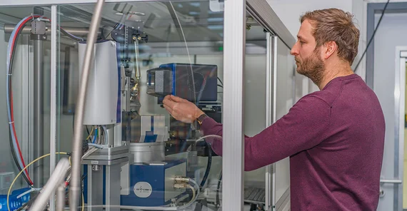 Im XRD-Labor platziert Eric Sperlich die Probe im Einkristalldiffraktometer.