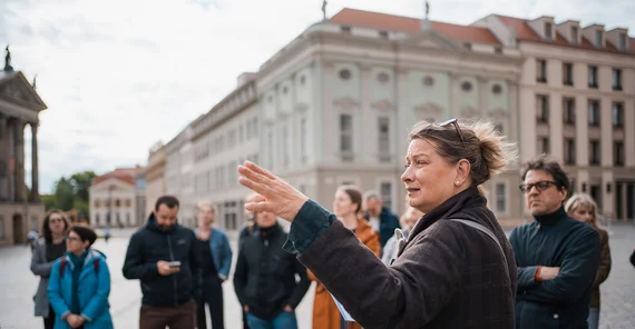 Gruppe von Menschen steht in der Potsdamer Innenstadt bei einer Führung