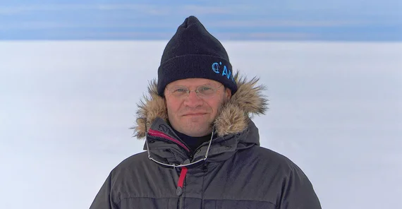Prof. Dr. Markus Rex im Porträt vor eisigem Horizont auf Expedition in der Antarktis.
