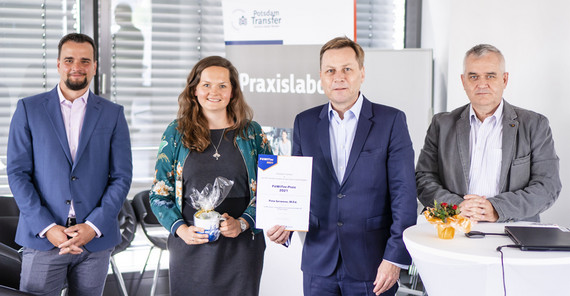 Pola Serwene erhielt 2021 einen FöWiTec-Preis v.l.n.r. Sascha Thormann (Geschäftsführer von Potsdam Transfer), Pola Serwene (erhielt 2021 FöWiTec-Preis), Uni-Präsident Prof. Oliver Günther und Geschäftsführer der UP Transfer GmbH, Dr. Andreas Bohlen
