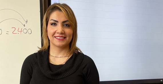 Entisar Karkoli ist Lehrerin an der Ludwig-Jahn-Grundschule in Wittenberge. Entisar Karkoli vor Schultafel.