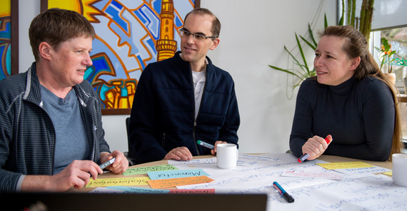 Annette Prochnow (Direktorin des Leibniz-Instituts für Agrartechnik und Bioökonomie), Niels Landwehr (Professor für Data Science in Agriculture) und Ulrike Lucke (Professorin für Komplexe Multimediale Anwendungsarchitekturen) (v.l.n.r.) | Foto: Hopfga Annette Prochnow (Direktorin des Leibniz-Instituts für Agrartechnik und Bioökonomie), Niels Landwehr (Professor für Data Science in Agriculture) und Ulrike Lucke (Professorin für Komplexe Multimediale Anwendungsarchitekturen) (v.l.n.r.). | Foto: Tobias Hopfgarten.