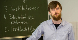 Toni Ansperger im Unterricht. Foto: Tobias Hopfgarten.