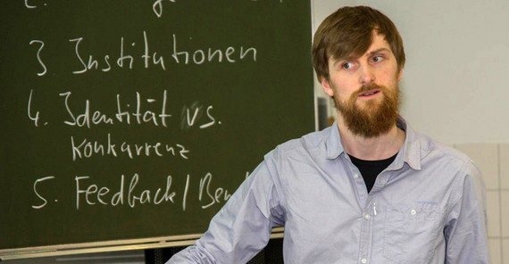 Toni Ansperger im Unterricht. Foto: Tobias Hopfgarten. Toni Ansperger im Unterricht. Foto: Tobias Hopfgarten.